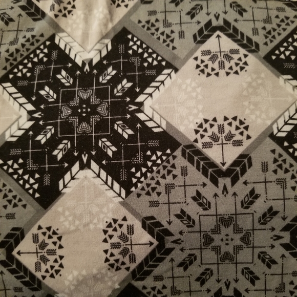 LuLaRoe Carly. White/black/gray pattern. Size XS - Picture 5 of 6